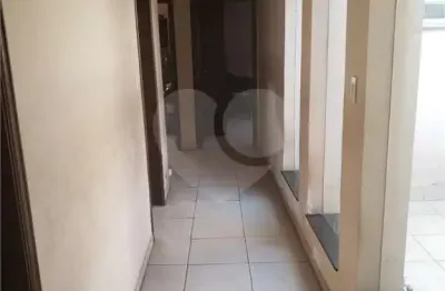 Casa térrea -  com 230 metros quadrados de área útil, 5 banheiros, 2 vagas.