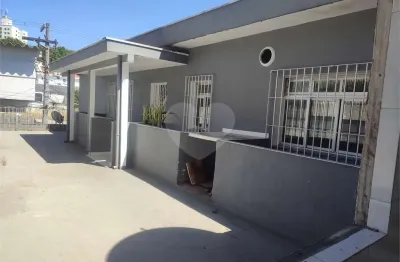 Toda a casa é numa sobreloja com acesso independente por escada. pode ser utilizada como residência