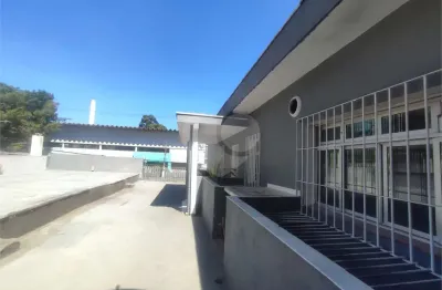 Excelente imovel comercial  com 4  lojas com terreno nos fundos, e  uma sobreloja .