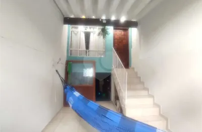 Casa reformada recentemente com acabamentos de qualidade e de bom gosto, pronta para você morar!