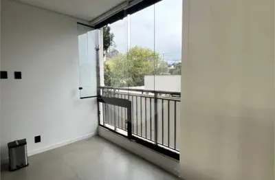 Dois quartos, 1 suíte, varanda com churrasqueira, no morumbi. próximo ao metrô
