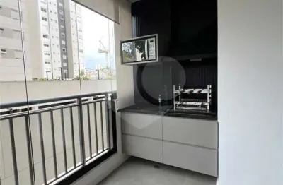 Dois quartos, 1 suíte, varanda com churrasqueira, no morumbi. próximo ao metrô