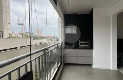 Dois quartos, 1 Suíte, varanda com churrasqueira, no Morumbi. Próximo ao Metrô