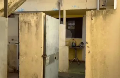 Sobrado com 5 kitnes e 1 comercio alugado garantindo rentabilidade de 0,45%