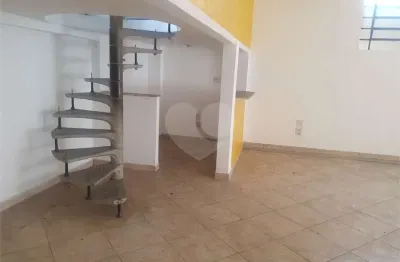 Predio comercial excelnte localização  com salao grande no piso terreo, 2 banheiros, corredor lateral, quintal nos fundos