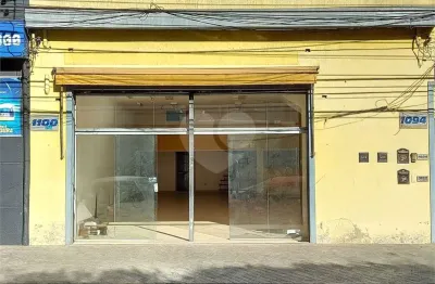 Predio comercial excelnte localização  com salao grande no piso terreo, 2 banheiros, corredor lateral, quintal nos fundos