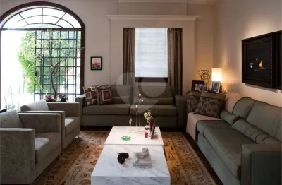 Linda casa no morumbi de 600m² com 4 suítes e 6 vagas