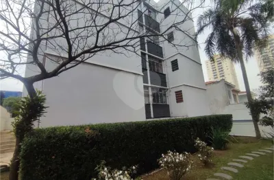 Apartamento confortável, localizado em prédio sem elevador, rua tranquila próximo ao comércio local como padaria, sacolão