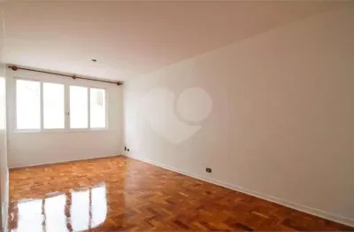 Apartamento com 2 dormitórios, sendo 1 suíte, e 1 vaga de garagem