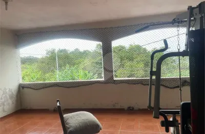 Sobrado excelente localização! casa confortável com ótima distribuição da área interna, o imóvel oferece ambientes amplos