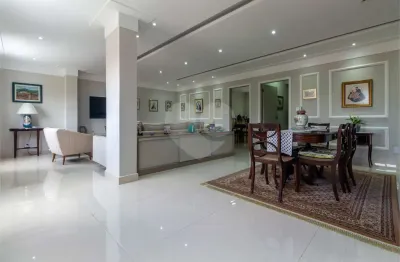 Sobrado amplo e totalmente reformado com 3 quartos sendo 1 suíte, escritório e lazer, garagem