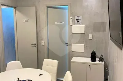 Sala comercial impecável, estrategicamente localizada a apenas 200 metros do shopping morumbi. com 67m², ela oferece o espaço perfeito