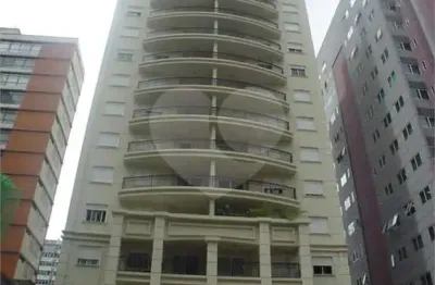 Apartamento mobiliado com ar condicionado, geladeira, microondas, fogão, cama, televisão, armários, depurador, máquina de lavar e secar, etc