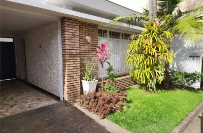 Casa Térrea Ampla e Ensolarada com 5 Vagas – 800 m do Metrô Imigrantes