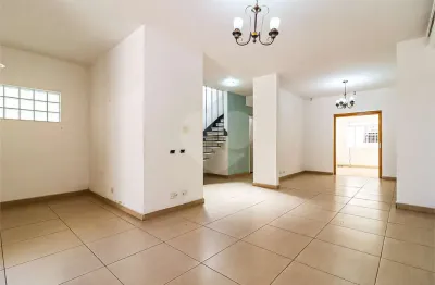 Casa com 3 quartos para alugar na Rua Cristóvão Pereira, 1852, Campo Belo, São Paulo