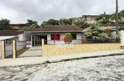 Casa para alugar na Rua Carlos Steffen, 137, Iririú, Joinville