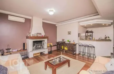 Casa com 4 quartos à venda na praça paulo de aragão bozano, 138, vila ipiranga, porto alegre, 340 m2 por r$ 1.500.000