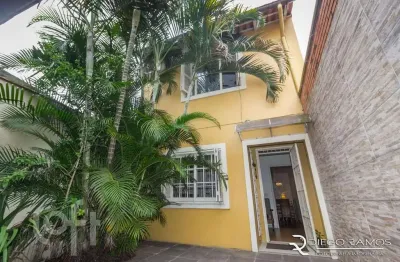 Casa com 2 quartos à venda na rua guilherme alves, 1369, partenon, porto alegre, 150 m2 por r$ 750.000