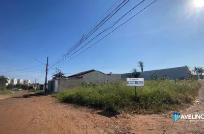 Terreno de esquina, medindo 15 por 30, próximo ao asfalto.