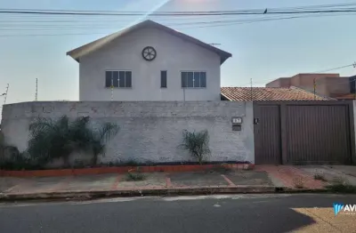 Casa sobrado com piscina e área gourmet, com aptidão comercial