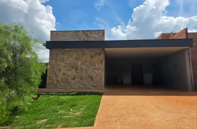 Casa térrea, 3 suítes, ricamente planejada, lavabo, quintal