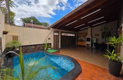 Casa térrea com piscina, 3 dormitórios ricamente planejados em madeira de 1 linha, churrasqueira e muito mais