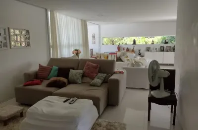 Vendo uma excelente casa em condomínio fechado na estrada do coco. r$ 1.790.000,00.