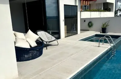 Belíssima casa alto padrão, completamente mobiliada para locação por apenas r$ 22.000 no residencial jaguary. um convite ao luxo e sofisticação!