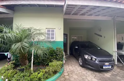 Lindo sobrado de condomínio a 150m da praia no centro