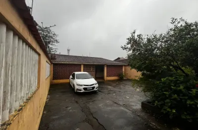 Casa lote inteiro a 100m da praia com 2 suítes com muito quintal na frente e construção nos fundos