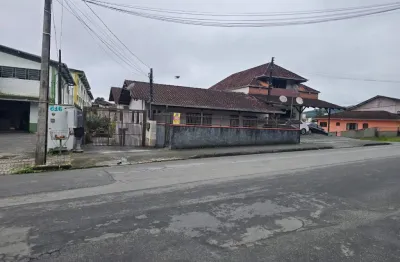 Sobrado com 2 apartamentos + 03 kitnets para locação.
