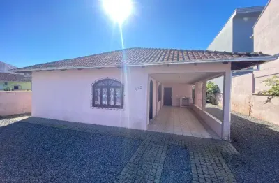 Casa com 3 quartos sendo 1 suíte + edícula completa com dois quartos nos fundos.