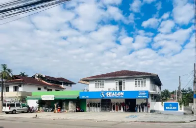 Sobrado com apartamento na parte superior e 2 salas comerciais no térreo.