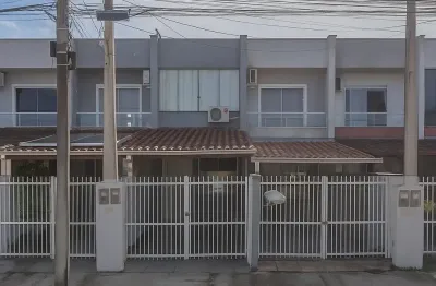 Casa á venda com 2 quartos amplos, perfeita para quem busca conforto e praticidade no dia a dia.