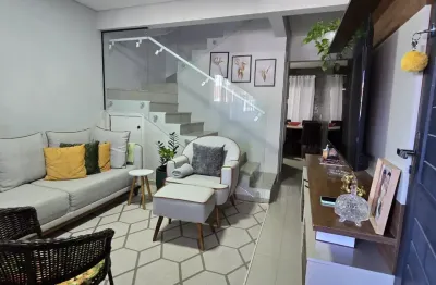 Venha se encantar com esse lindo sobrado geminado de 70,72m², localizado em uma região privilegiada da cidade. com 2 quartos, sendo um com sacada, essa casa é perfeita para você que busca conforto e p