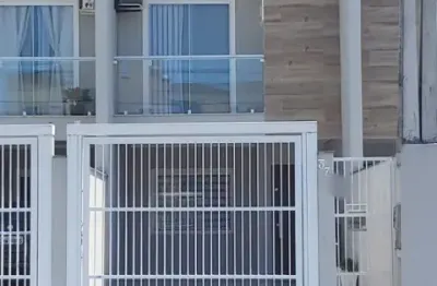 Lindo sobrado geminado com 3 quartos sendo 1 suíte no iririu.