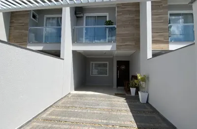 Lindo sobrado geminado com 3 quartos sendo 1 suíte no iririu.