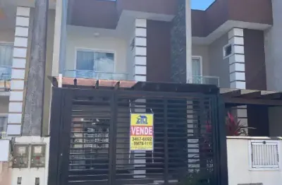 Lindo sobrado geminado com dois quartos sendo uma suíte no bairro floresta.