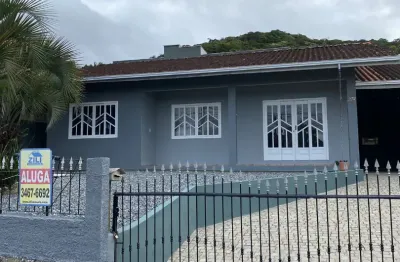 Casa com 3 quartos e espaços amplos no bairro iririú na rua arco iris.