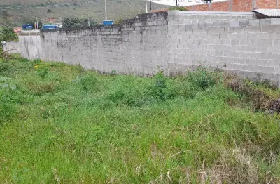 Lote com topografia plana, com 300 metros quadrados em chapéu d'uvas