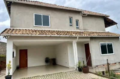Ótima casa com três dormitórios, local tranquilo e seguro