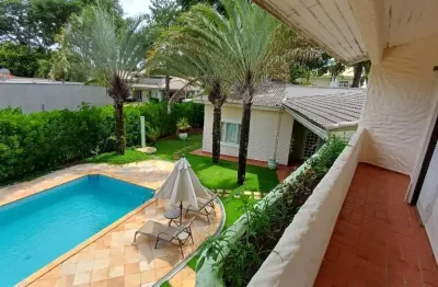 Descubra o privilégio de viver no Lago Azul Golfe Clube, em Araçoiaba da Serra, e transforme sua rotina em uma experiência de tranquilidade, lazer e sofisticação. Esta imponente casa, com impressionan