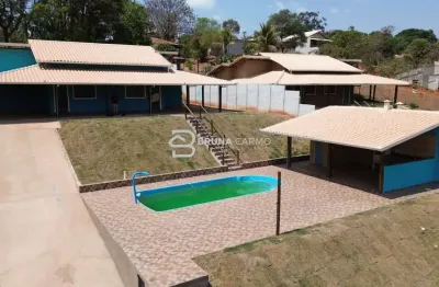 Chácara de 1000m² com piscina e churrasqueira na área de lazer no parque do lago
