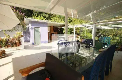 Linda casa triplex em condomínio, com projeto voltado para o verde