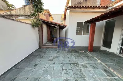 Casa na segunda quadra da praia de são francisco na rua araribóia por r$850.000,00
