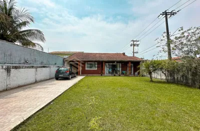 Casa térrea com 3 dormitórios, piscina e poucos metros do mar - itanhaém sp | litoral sul
