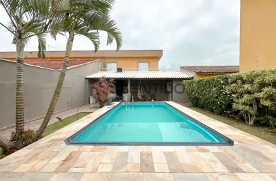 Casa totalmente mobiliada com 3 dormitórios, área de lazer com piscina e gourmet - itanhaém sp | litoral sul