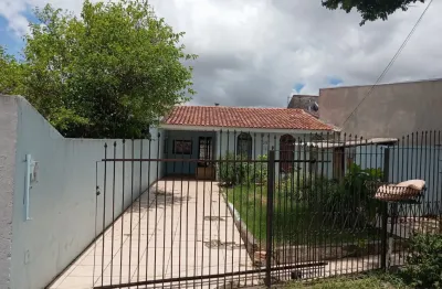 Excelente oportunidade de morar no jardim das américas! oferecemos uma casa confortável e bem localizada, com 3 quartos, sala, cozinha, lavanderia, banheiro, edícula com churrasqueira e 1 vaga de gara