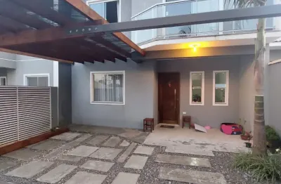 Lindo sobrado bem localizado, próximo à viação piraquara, oferecendo conforto, espaço e praticidade para toda a família.