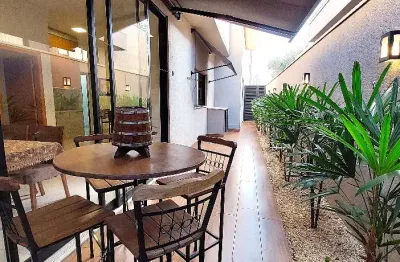 Linda casa no condomínio estância dos ipês, charmosa, prática e funcional!